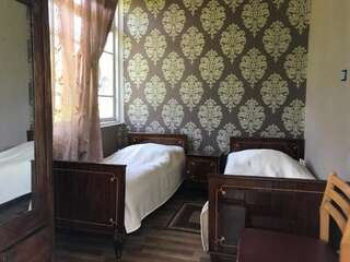 Гостевой дом Chveni Ezo Амбролаури Двухместный номер с 2 отдельными кроватями и террасой-5